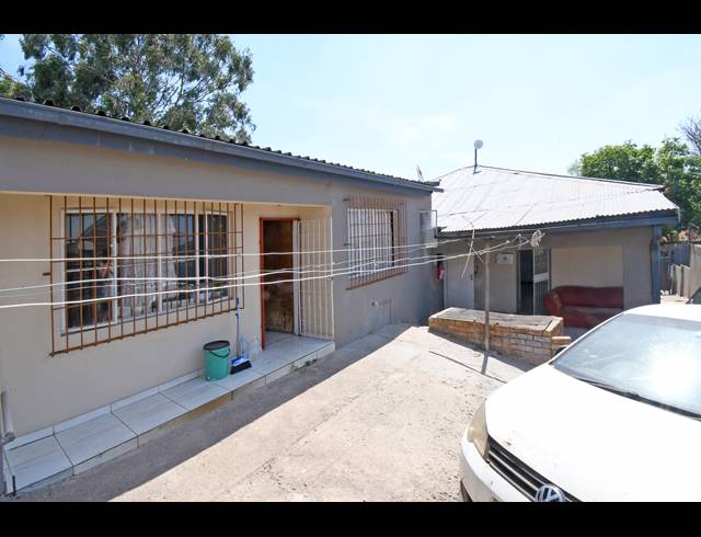 5.5 BEDROOM HOUSE FOR SALE IN HURST HILL